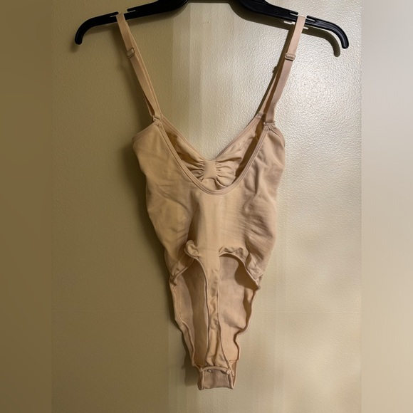 SKIMS | Seamless Sculpting Shape Wear Thong Bodysuit - Picture 10 of 11